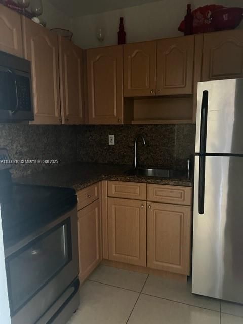 Под контрактом: $1,900 (2 спален, 1 ванн, 780 Квадратных фут)