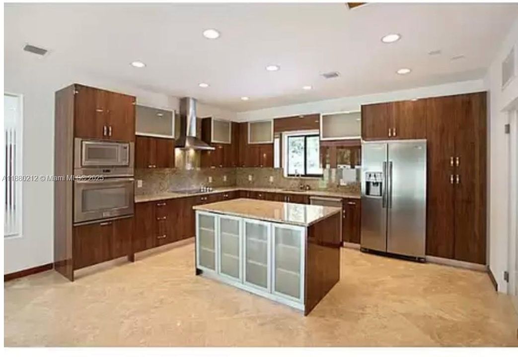 合同活跃: $11,250 (5 贝兹, 4 浴室, 3731 平方英尺)