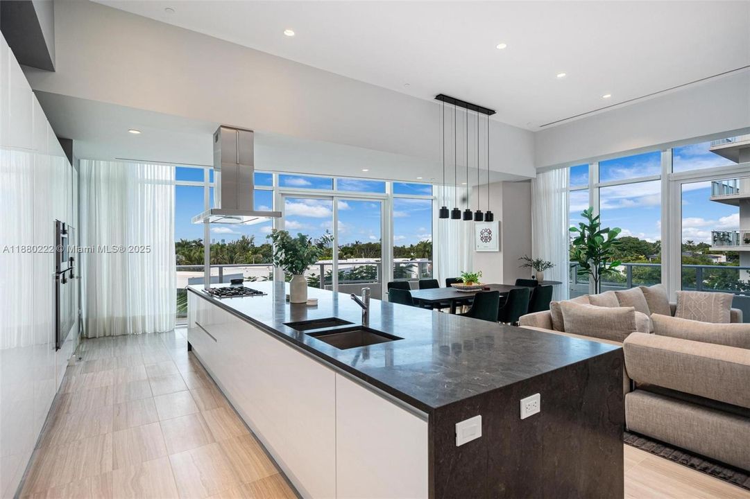 待售: $2,999,000 (2 贝兹, 2 浴室, 2085 平方英尺)