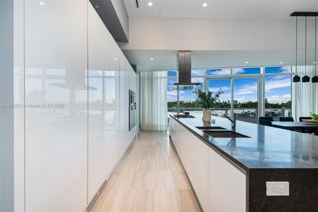 待售: $2,999,000 (2 贝兹, 2 浴室, 2085 平方英尺)