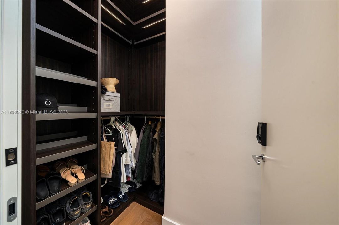 待售: $2,999,000 (2 贝兹, 2 浴室, 2085 平方英尺)