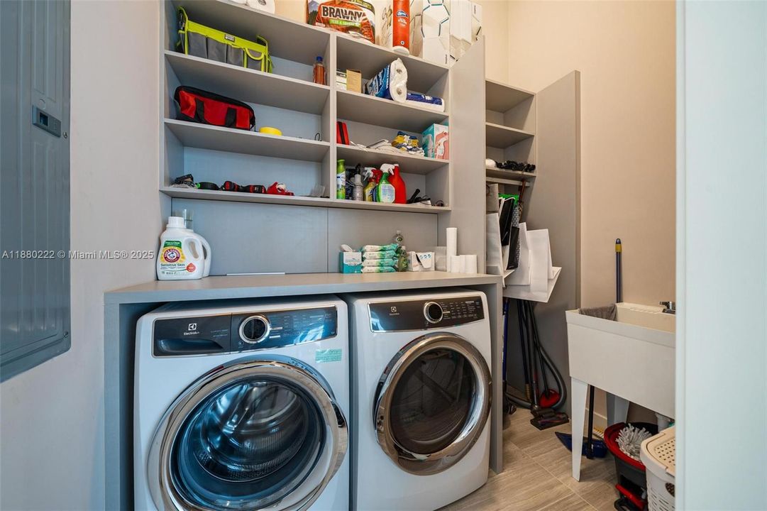 待售: $2,999,000 (2 贝兹, 2 浴室, 2085 平方英尺)