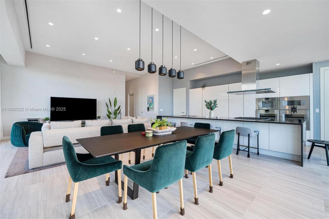 待售: $2,999,000 (2 贝兹, 2 浴室, 2085 平方英尺)