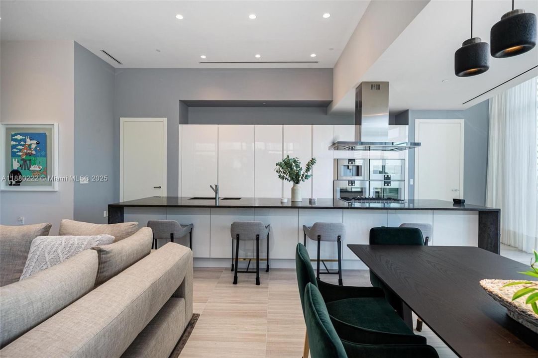 待售: $2,999,000 (2 贝兹, 2 浴室, 2085 平方英尺)