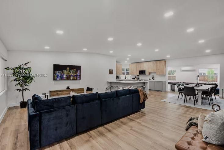 En Venta: $1,250,000 (3 camas, 2 baños, 1529 Pies cuadrados)