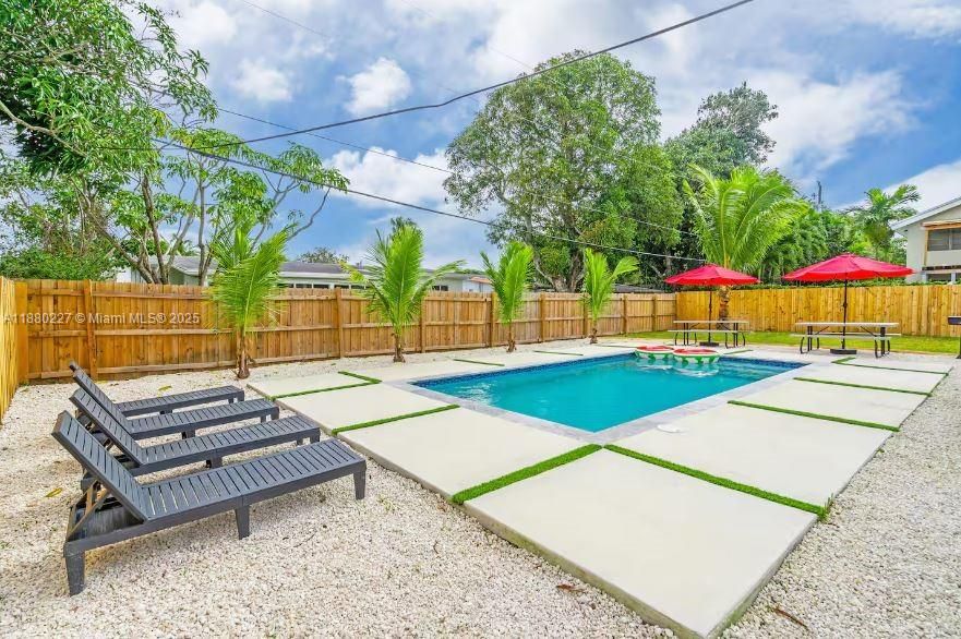 En Venta: $1,250,000 (3 camas, 2 baños, 1529 Pies cuadrados)