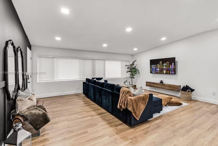 En Venta: $1,250,000 (3 camas, 2 baños, 1529 Pies cuadrados)