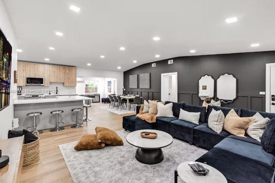 En Venta: $1,250,000 (3 camas, 2 baños, 1529 Pies cuadrados)