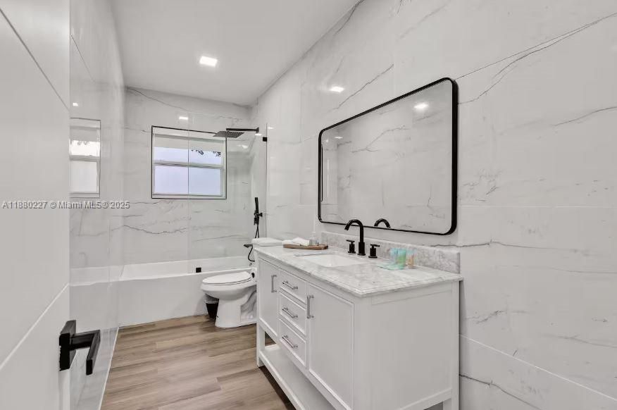 En Venta: $1,250,000 (3 camas, 2 baños, 1529 Pies cuadrados)