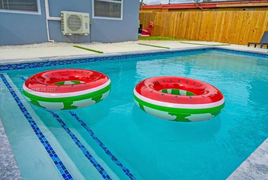 En Venta: $1,250,000 (3 camas, 2 baños, 1529 Pies cuadrados)