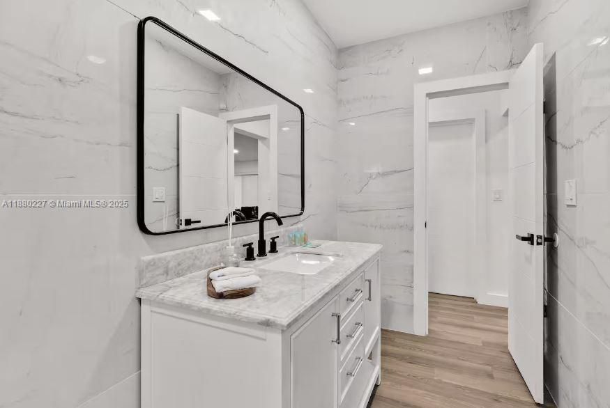 En Venta: $1,250,000 (3 camas, 2 baños, 1529 Pies cuadrados)