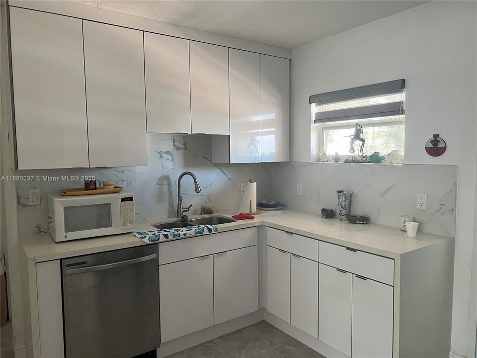 待售: $280,900 (1 贝兹, 1 浴室, 730 平方英尺)