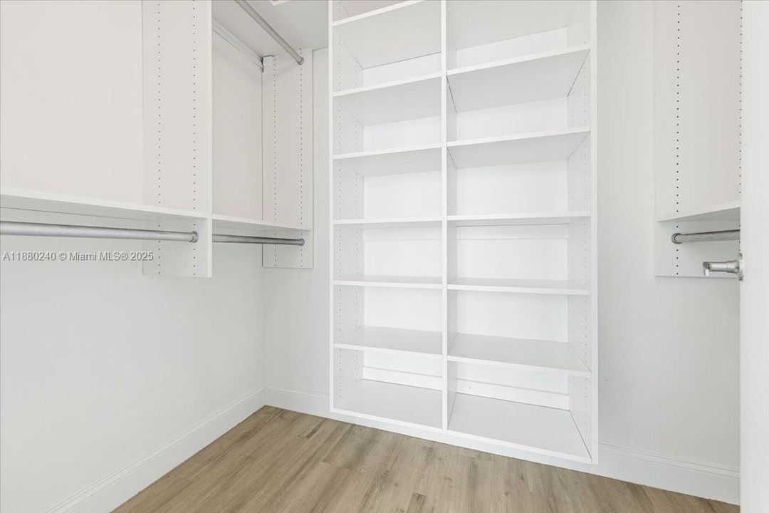 For Sale: $415,000 (1 beds, 1 baths, 838 Square Feet)