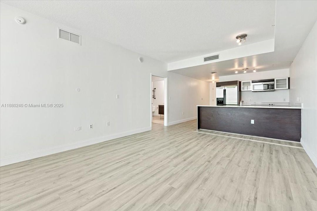 For Sale: $415,000 (1 beds, 1 baths, 838 Square Feet)
