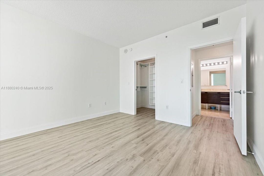 For Sale: $415,000 (1 beds, 1 baths, 838 Square Feet)