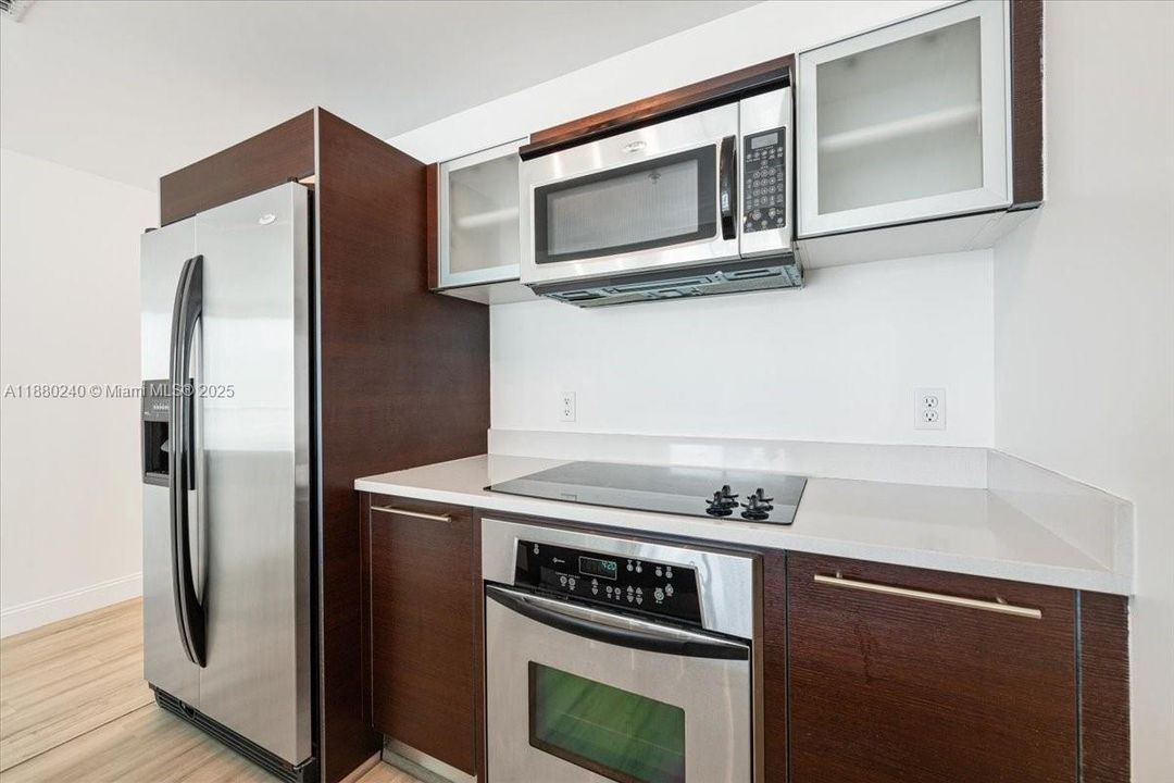 For Sale: $415,000 (1 beds, 1 baths, 838 Square Feet)
