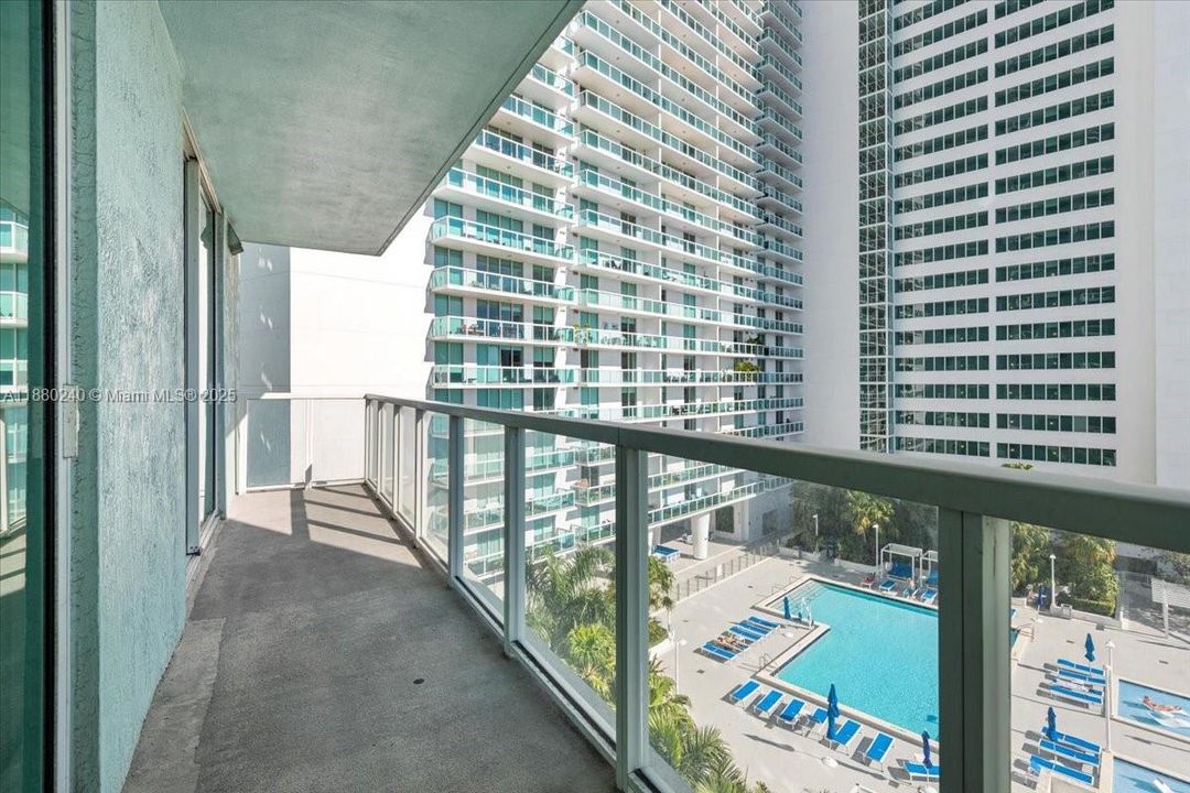 For Sale: $415,000 (1 beds, 1 baths, 838 Square Feet)