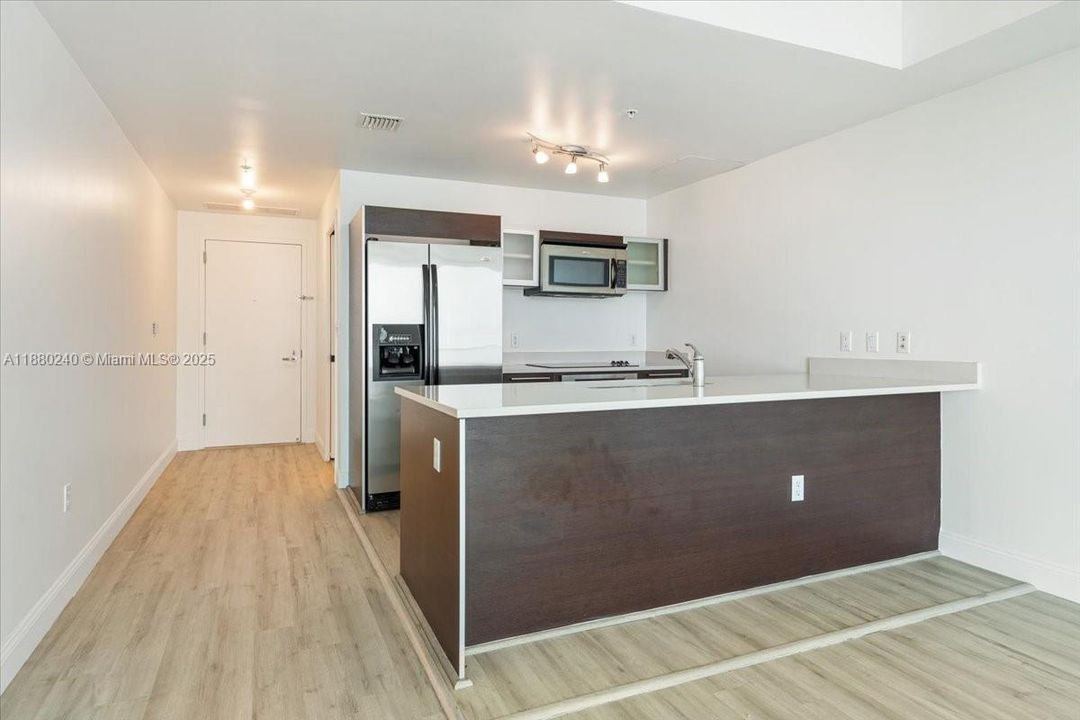 For Sale: $415,000 (1 beds, 1 baths, 838 Square Feet)
