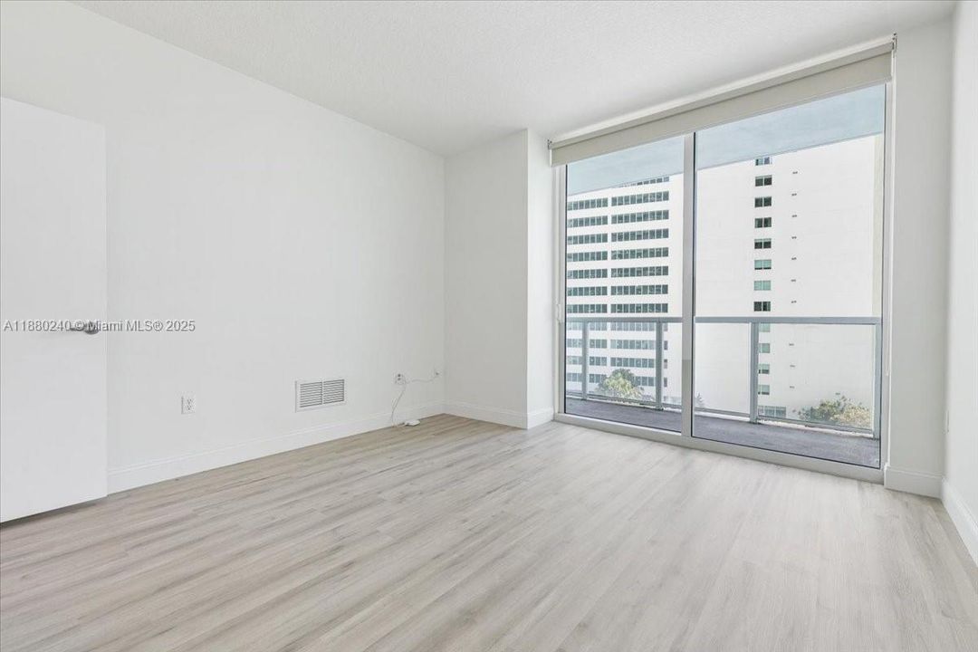 For Sale: $415,000 (1 beds, 1 baths, 838 Square Feet)