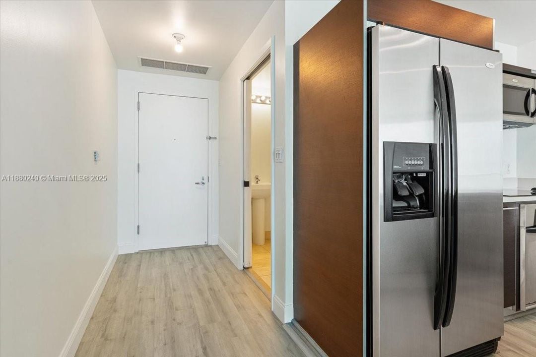 For Sale: $415,000 (1 beds, 1 baths, 838 Square Feet)