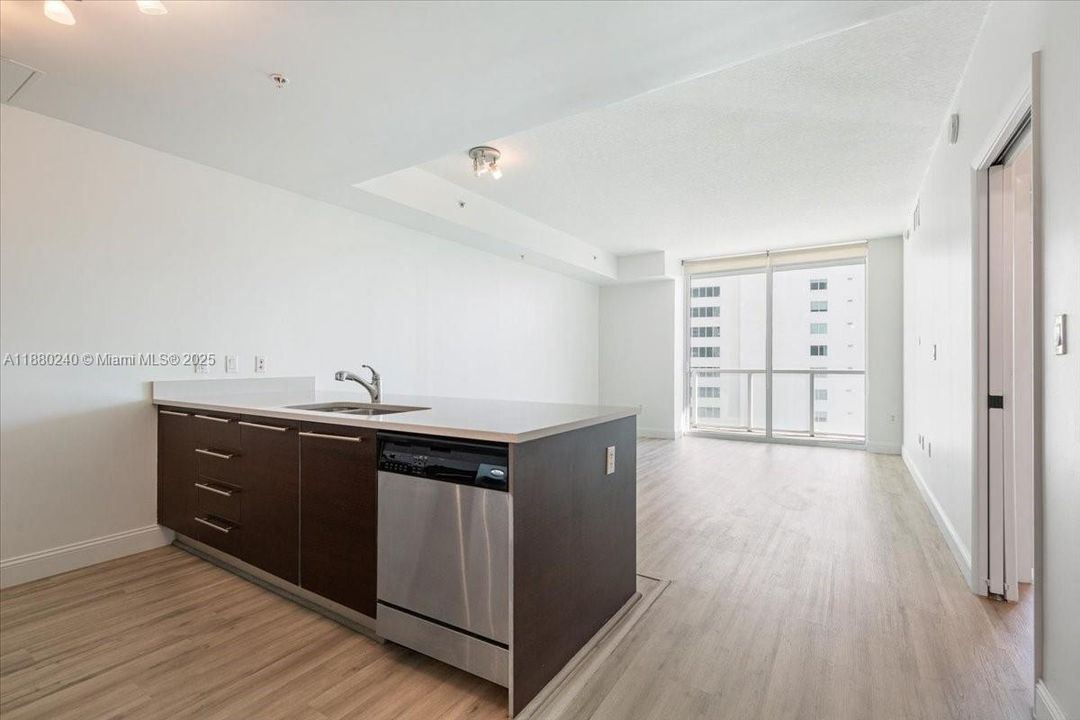 For Sale: $415,000 (1 beds, 1 baths, 838 Square Feet)