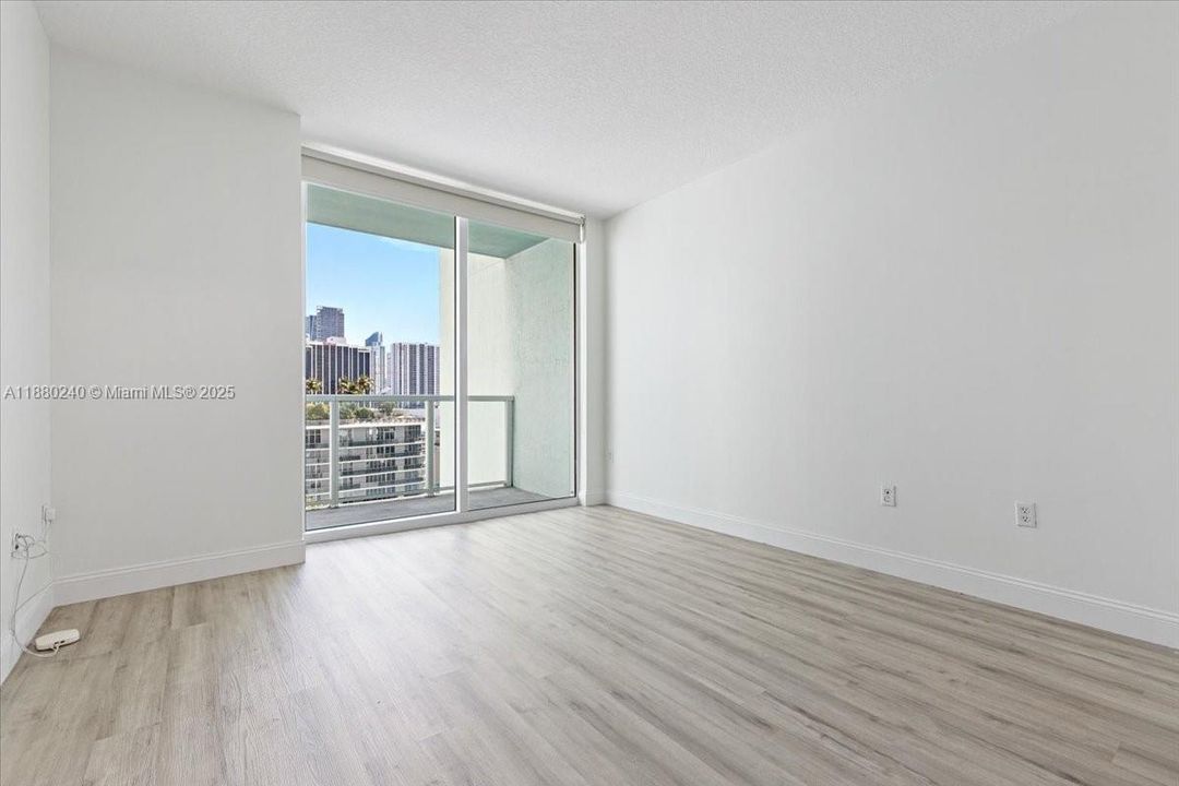 For Sale: $415,000 (1 beds, 1 baths, 838 Square Feet)