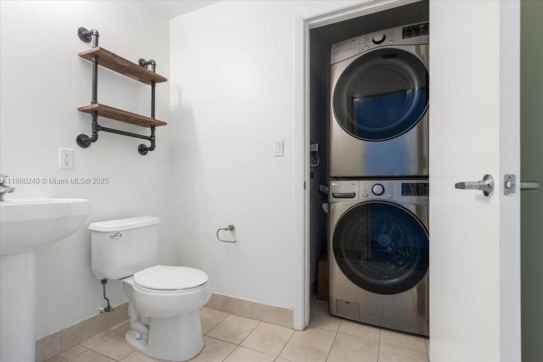 For Sale: $415,000 (1 beds, 1 baths, 838 Square Feet)