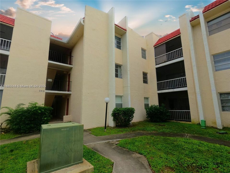 Recently Rented: $1,400 (0 beds, 1 baths, 432 Square Feet)
