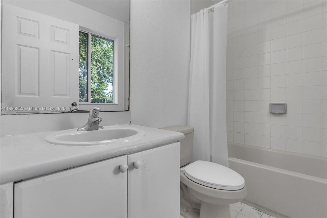 Recently Sold: $249,900 (3 beds, 2 baths, 1302 Square Feet)