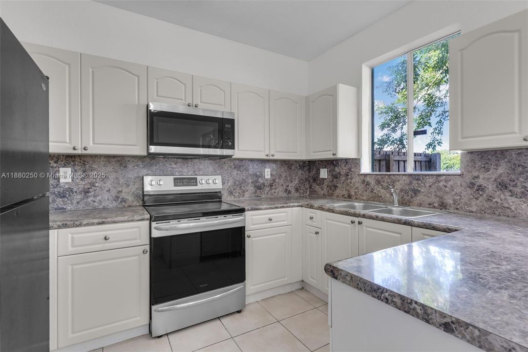 Recently Sold: $249,900 (3 beds, 2 baths, 1302 Square Feet)