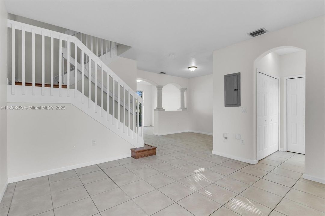 Recently Sold: $249,900 (3 beds, 2 baths, 1302 Square Feet)