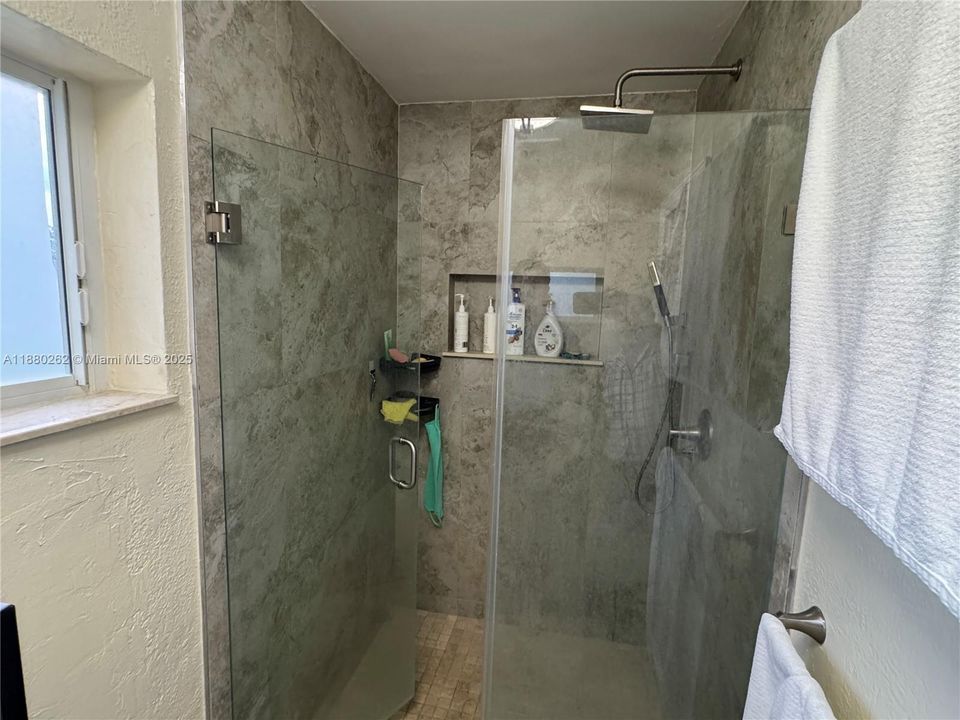 出租: $3,995 (4 贝兹, 2 浴室, 2024 平方英尺)