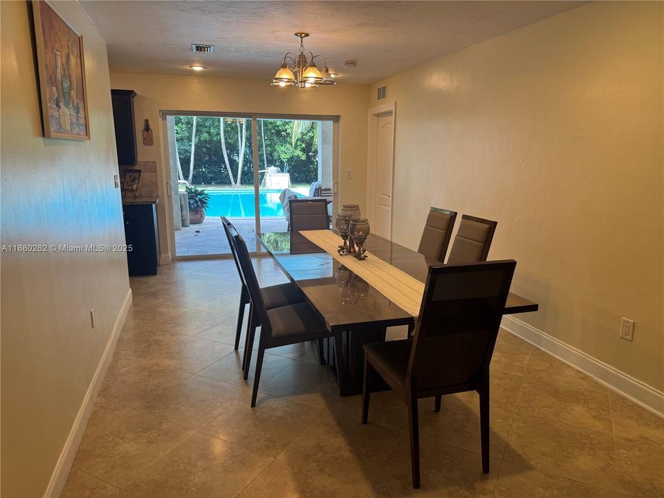 出租: $3,995 (4 贝兹, 2 浴室, 2024 平方英尺)