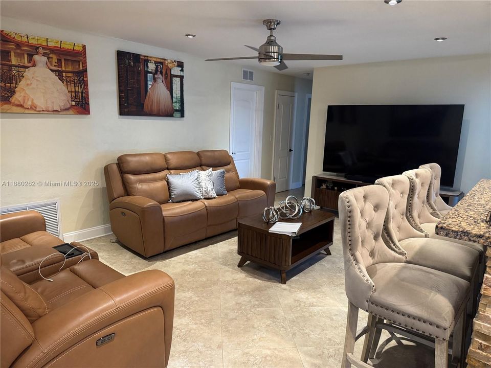 出租: $3,995 (4 贝兹, 2 浴室, 2024 平方英尺)