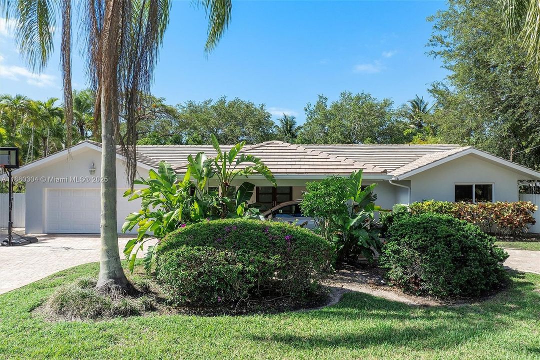 Под контрактом: $2,499,000 (4 спален, 3 ванн, 2777 Квадратных фут)