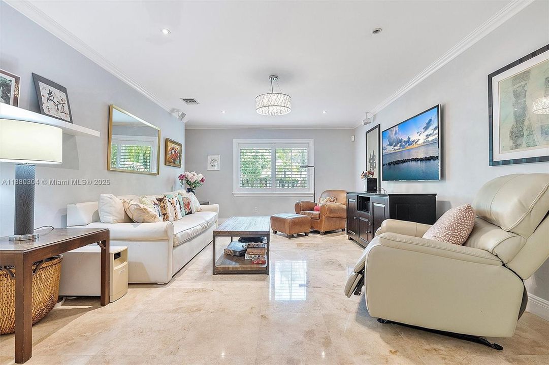 Под контрактом: $2,499,000 (4 спален, 3 ванн, 2777 Квадратных фут)