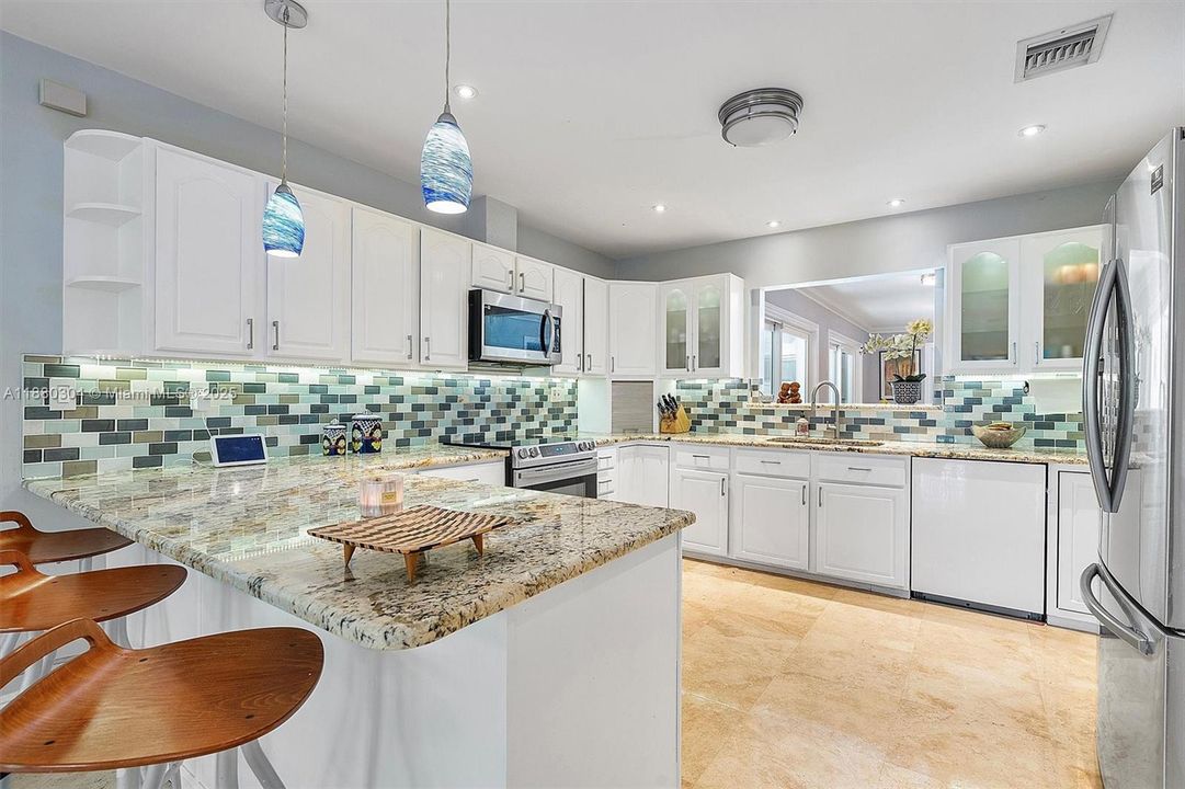 Под контрактом: $2,499,000 (4 спален, 3 ванн, 2777 Квадратных фут)