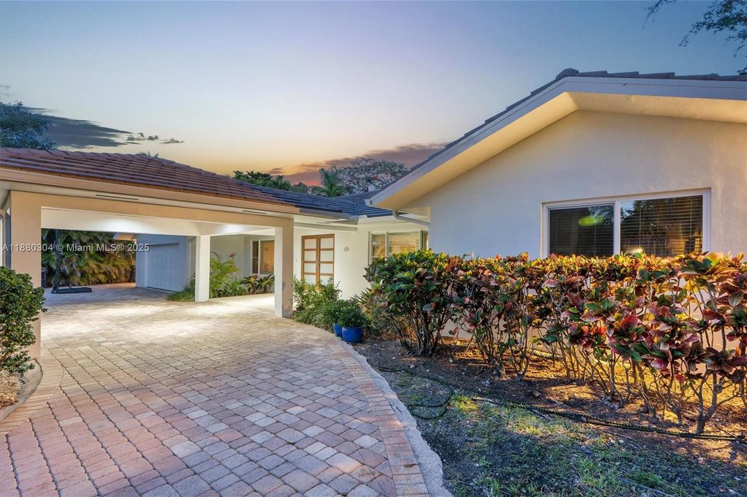 Под контрактом: $2,499,000 (4 спален, 3 ванн, 2777 Квадратных фут)