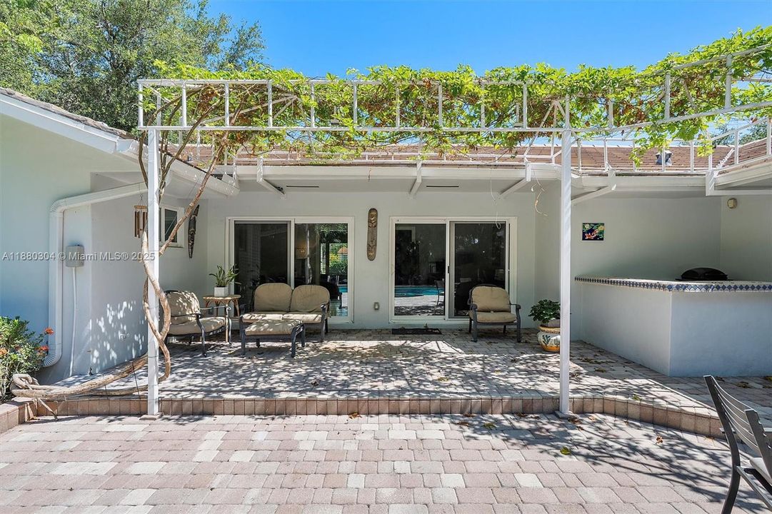 Под контрактом: $2,499,000 (4 спален, 3 ванн, 2777 Квадратных фут)