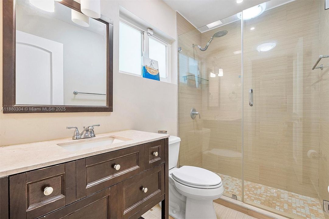 Под контрактом: $2,499,000 (4 спален, 3 ванн, 2777 Квадратных фут)