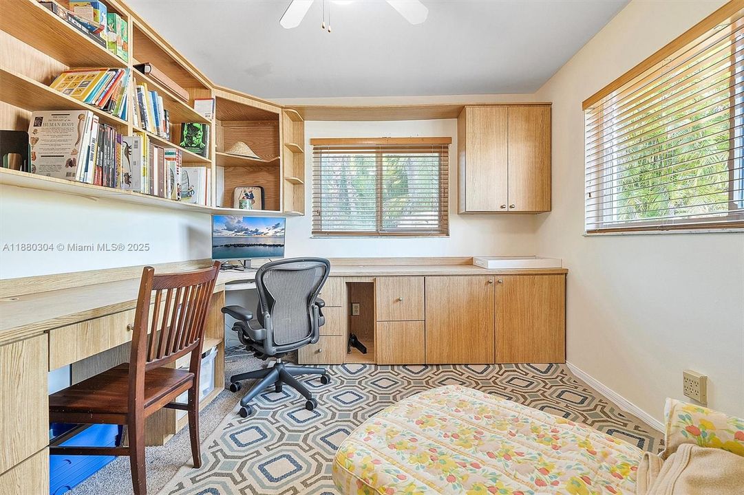 Под контрактом: $2,499,000 (4 спален, 3 ванн, 2777 Квадратных фут)