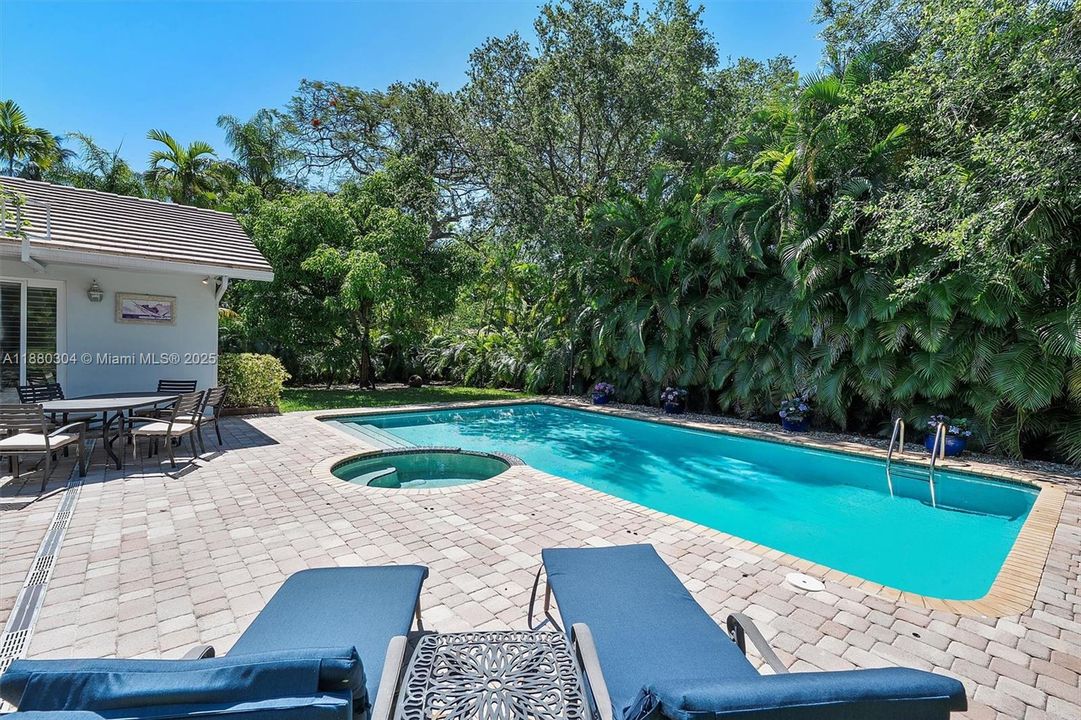 Под контрактом: $2,499,000 (4 спален, 3 ванн, 2777 Квадратных фут)