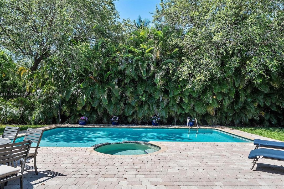 Под контрактом: $2,499,000 (4 спален, 3 ванн, 2777 Квадратных фут)