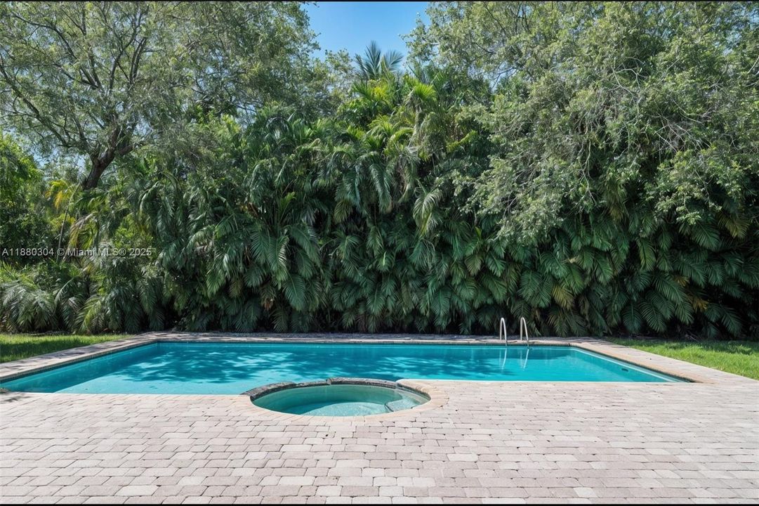 Под контрактом: $2,499,000 (4 спален, 3 ванн, 2777 Квадратных фут)