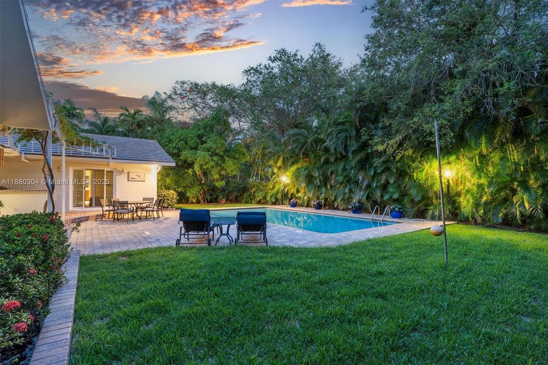 Под контрактом: $2,499,000 (4 спален, 3 ванн, 2777 Квадратных фут)