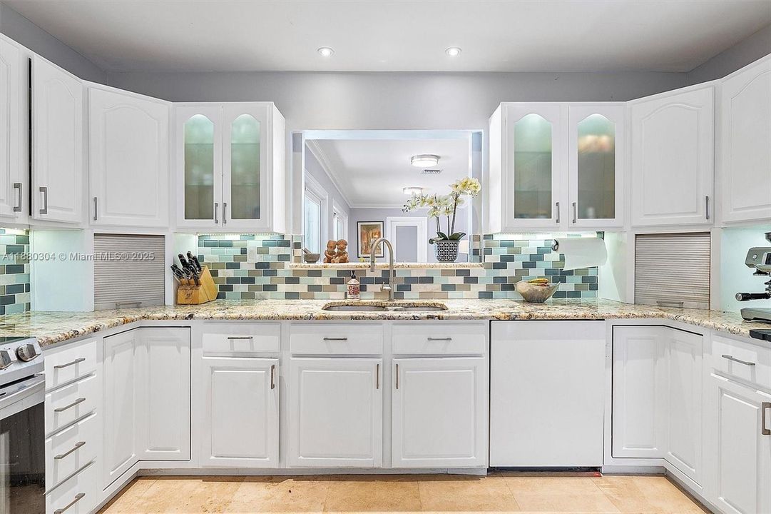 Под контрактом: $2,499,000 (4 спален, 3 ванн, 2777 Квадратных фут)