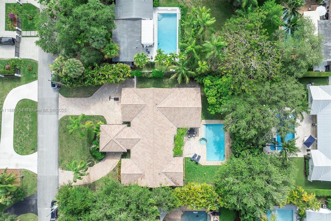 Под контрактом: $2,499,000 (4 спален, 3 ванн, 2777 Квадратных фут)