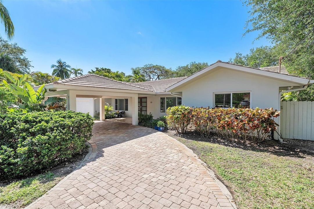 Под контрактом: $2,499,000 (4 спален, 3 ванн, 2777 Квадратных фут)