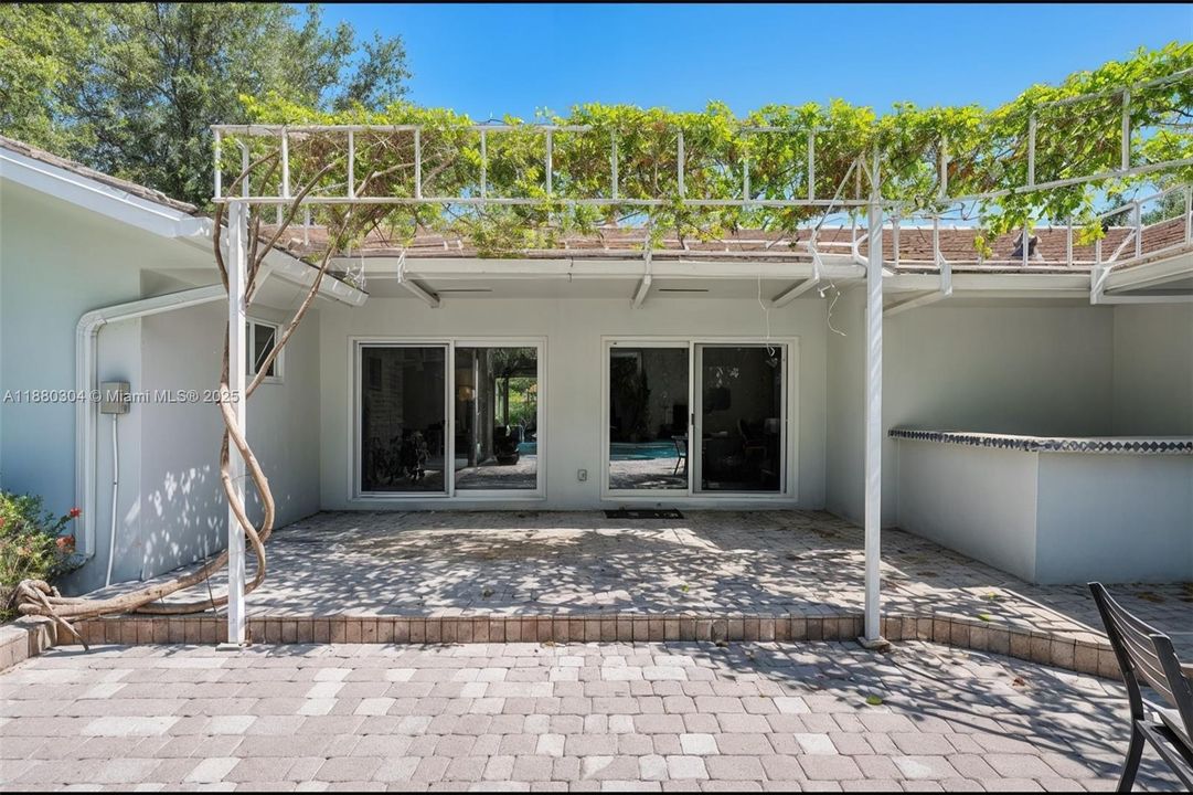 Под контрактом: $2,499,000 (4 спален, 3 ванн, 2777 Квадратных фут)