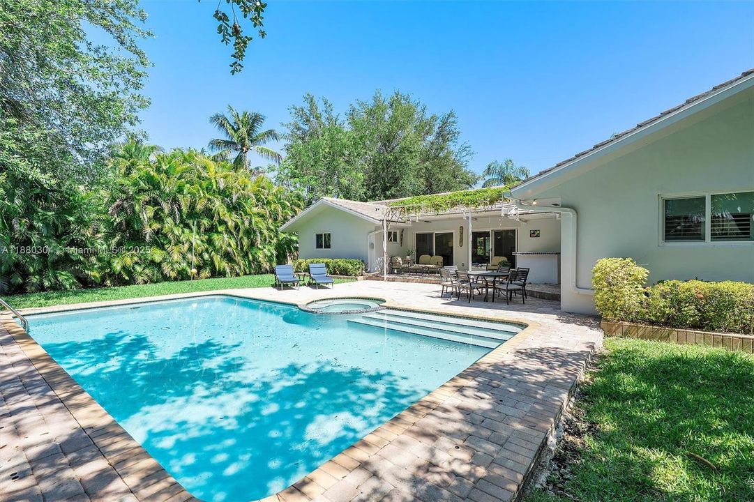 Под контрактом: $2,499,000 (4 спален, 3 ванн, 2777 Квадратных фут)